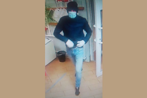 В Самаре налетчик в маске и белых перчатках ограбил банк 