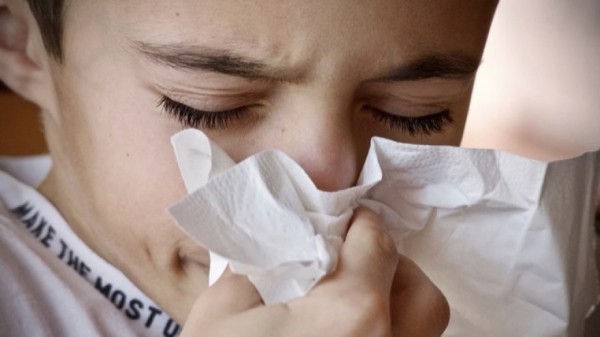 Эпидемиолог назвала правильные действия при чихании человека поблизости