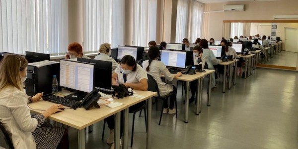 Студенты медколеджей уже месяц работают в центре помощи пациентам с COVID-19, ОРВИ и пневмонией Студенты медколеджей уже месяц работают в центре помощи пациентам с COVID-19, ОРВИ и пневмонией