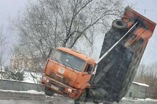 В Самаре КАМАЗ повис на проводах на Шоссейной 