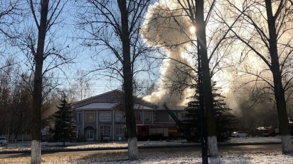 В Тольятти горит крыша ресторана 