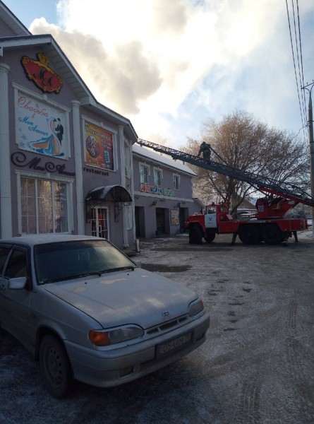 В Тольятти горит крыша ресторана 