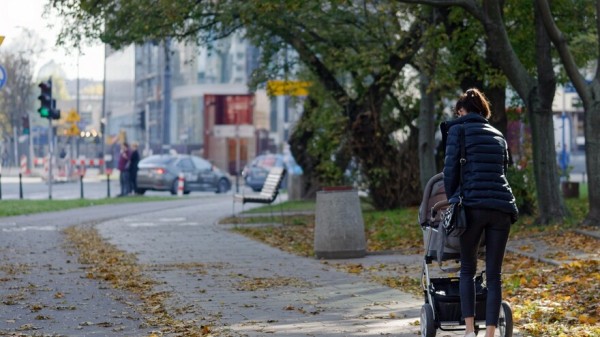 В Самаре росгвардеец спас мать с ребёнком от стаи бездомных собак