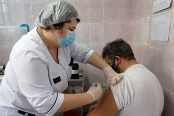В Большой Глушице медработников начали прививать от коронавируса 