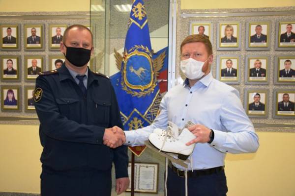 Общественники передали в колонию для осужденных женщин коньки