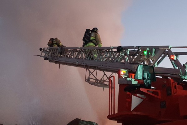 Под Тольятти 55 человек тушили крупный пожар на производственном объекте 