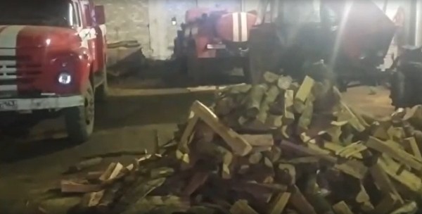 Мэр Новокуйбышевска подарил пожарным дрова, чтобы они не замерзли 