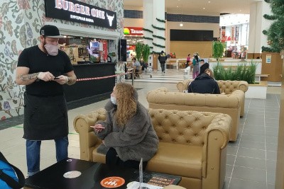 Электронное меню и официанты: в Самаре проверяют соблюдение нового формата работы фуд-кортов 