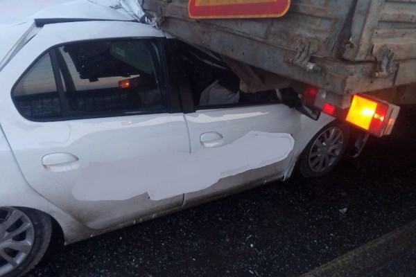 В Тольятти иномарка влетела под стоящий грузовик: есть пострадавшие 