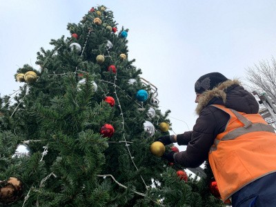 Украшение елок, монтаж гирлянд и заливка катков: парки Самары готовят к зимнему отдыху и Новому году 