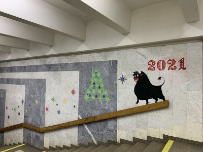 Праздничный декор &ndash; своими руками, по-семейному:  коллектив самарского метрополитена украшает станции  к Новому году 