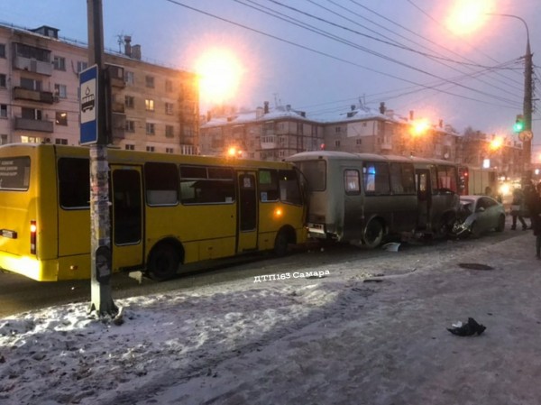В Самаре столкнулись два автобуса и легковушка, пострадал человек 