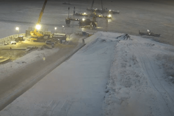 Появилось видео падения гусеничного крана на стройке моста под Самарой 