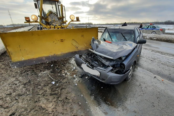 В Самарской области Lada Priora занесло в автогрейдер 