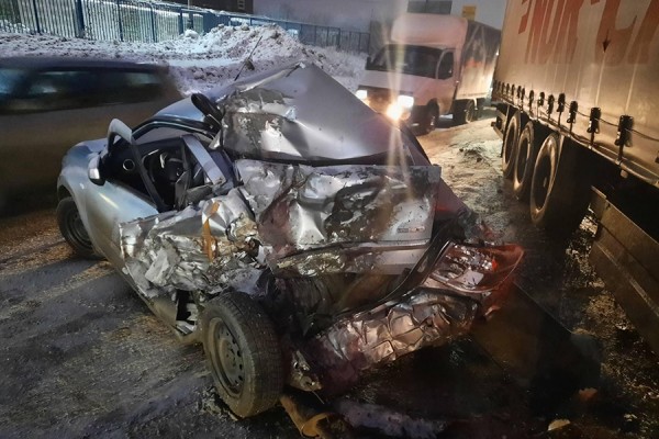 В Самаре иномарку Datsun занесло под грузовик на Ракитовском шоссе 