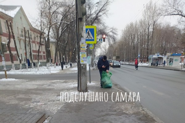 &laquo;Ворует души?&raquo;: в Самаре странный мужик просит девушек подышать в мешок 