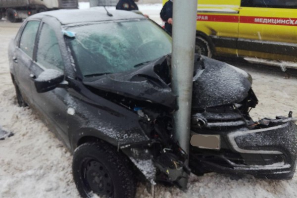 В Тольятти &laquo;Гранта&raquo; протаранила дорожный знак 