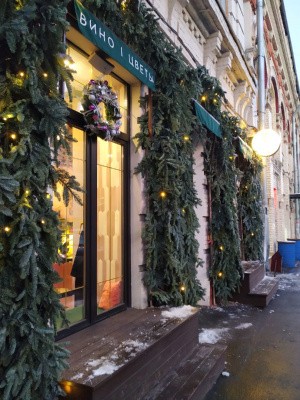 В преддверии новогодних праздников в Самаре преображаются фасады и витрины предприятий и организаций