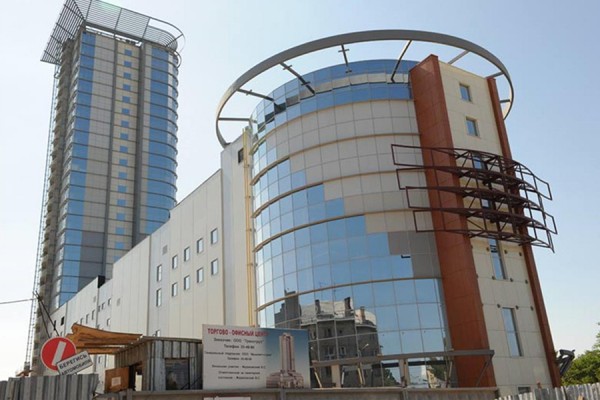 В Самаре за 890 млн рублей продают торгово-офисный центр 