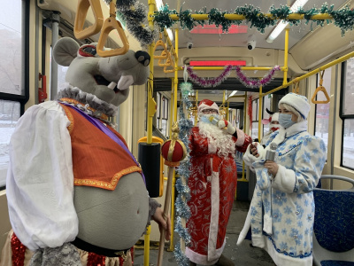 Театр на рельсах: в Самаре праздничный трамвай  продолжает курсировать по &laquo;новогоднему маршруту&raquo;  и удивлять горожан 