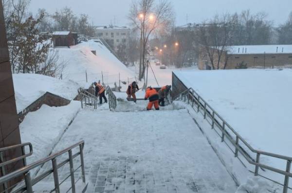 В Самаре продолжается борьба со снегопадом