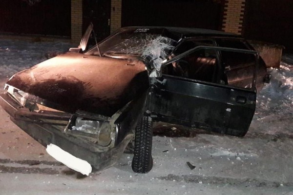 Под Самарой 20-летний автомобилист протаранил столб 