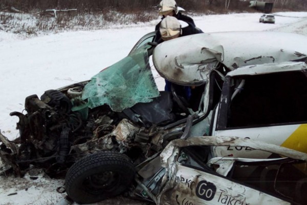 Авто стало грудой металла: в массовом ДТП в Самарской области погиб водитель такси 