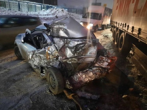 На Самаре Datsun занесло на встречке в грузовик