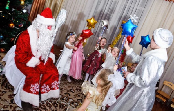 Самарцы потребовали пустить Деда Мороза и Снегурочку в детские сады 