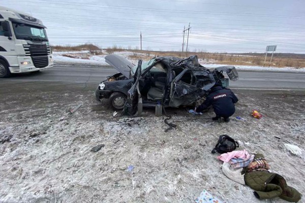 В Самарской области в страшном ДТП с грузовиком погибли девушка и мальчик 