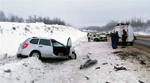 
В Сызранском районе двое человек погибли из-за столкновения Renault Sandero и LADA Kalina
