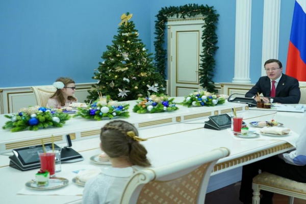 Дмитрий Азаров встретился с детьми - участниками акции "Елка желаний" Дмитрий Азаров встретился с детьми - участниками акции "Елка желаний"