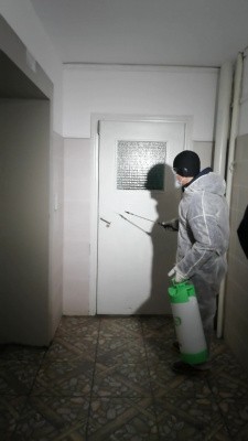 Включая праздничные дни: В Самаре продолжается дезинфекции подъездов жилых домов