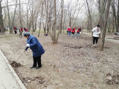 Активисты и местные жители присоединились к среднику в парке «Воронежские озера» Активисты и местные жители присоединились к среднику в парке «Воронежские озера»