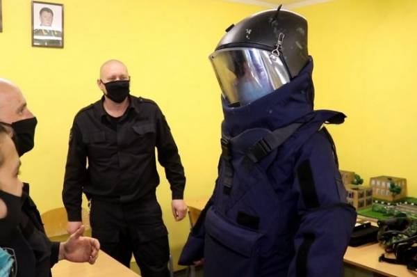 ОМОНовцы организовали для самарских школьников выставку оружия и техники