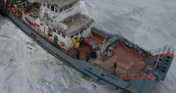 Веселый ледокол: журналист из Самары устроила танцы на судне, крушащем лед под Рождествено 