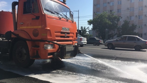 На дороги Самары выехали пылесосы и поливочно-моечная техника 