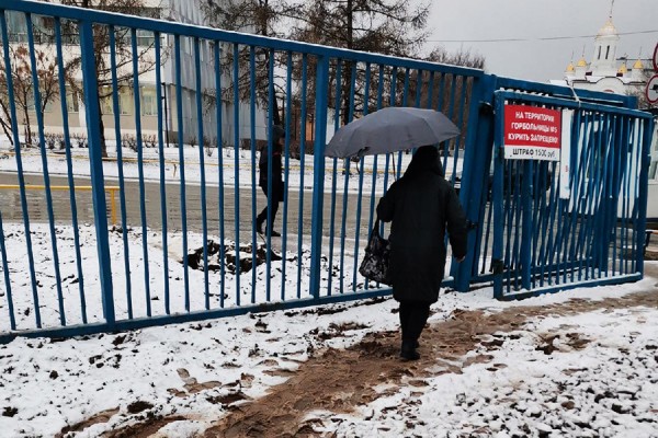 В Тольятти женщину засосало в колею у Медгородка 