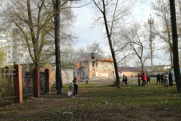 &laquo;Там жил дедушка с козами&raquo;: в Самаре горит разрушенный дом на Калининградской 