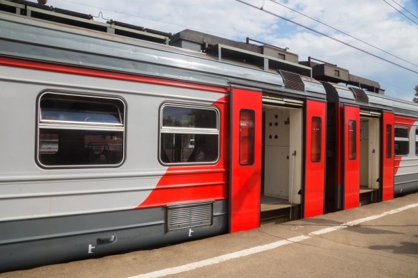  Майские праздники: дачные поезда и онлайн-парады  