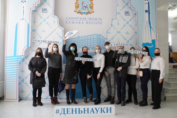 Дмитрий Азаров передал «белый дом» молодым ученым. 