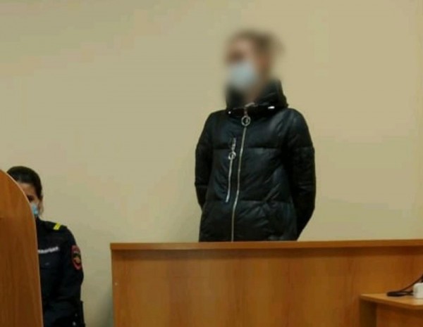 Была осуждена женщина, которая выбросила своих дочерей с 4 этажа