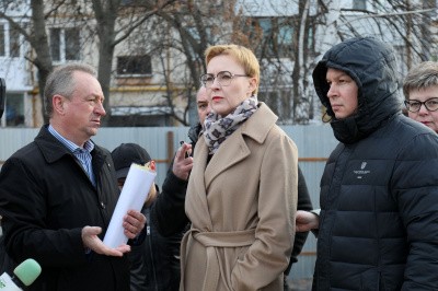  Елена Лапушкина проверила ход строительства детских садов 