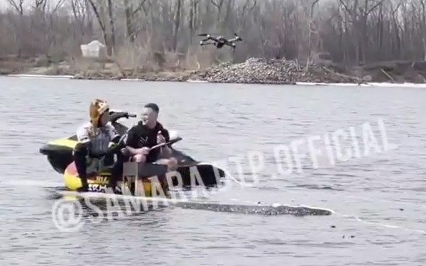 Самарцы устроили пикник с шашлыками на плавающей льдине посередине Волги 