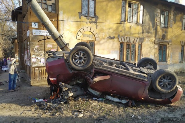 В Самаре внедорожник столкнулся с трамваем и снес фонарный столб 