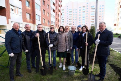 Елена Лапушкина приняла участие в посадке деревьев в Красноглинском районе