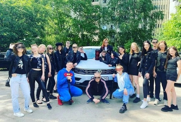 В самарской школе отметили последний звонок в стиле братков из 90-х 