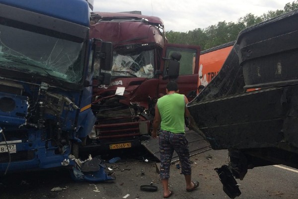 В Сызрани на трассе столкнулись три фуры 