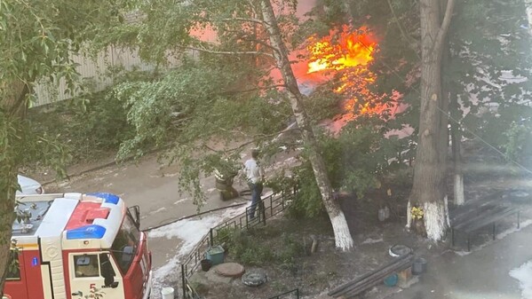 На улице Краснодонской в Самаре дотла сгорел автомобиль