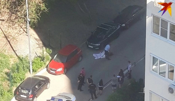 Появились фото с места гибели 16-летней девушки, упавшей с 17 этажа жилого дома в Самаре Появились фото с места гибели 16-летней девушки, упавшей с 17 этажа жилого дома в Самаре